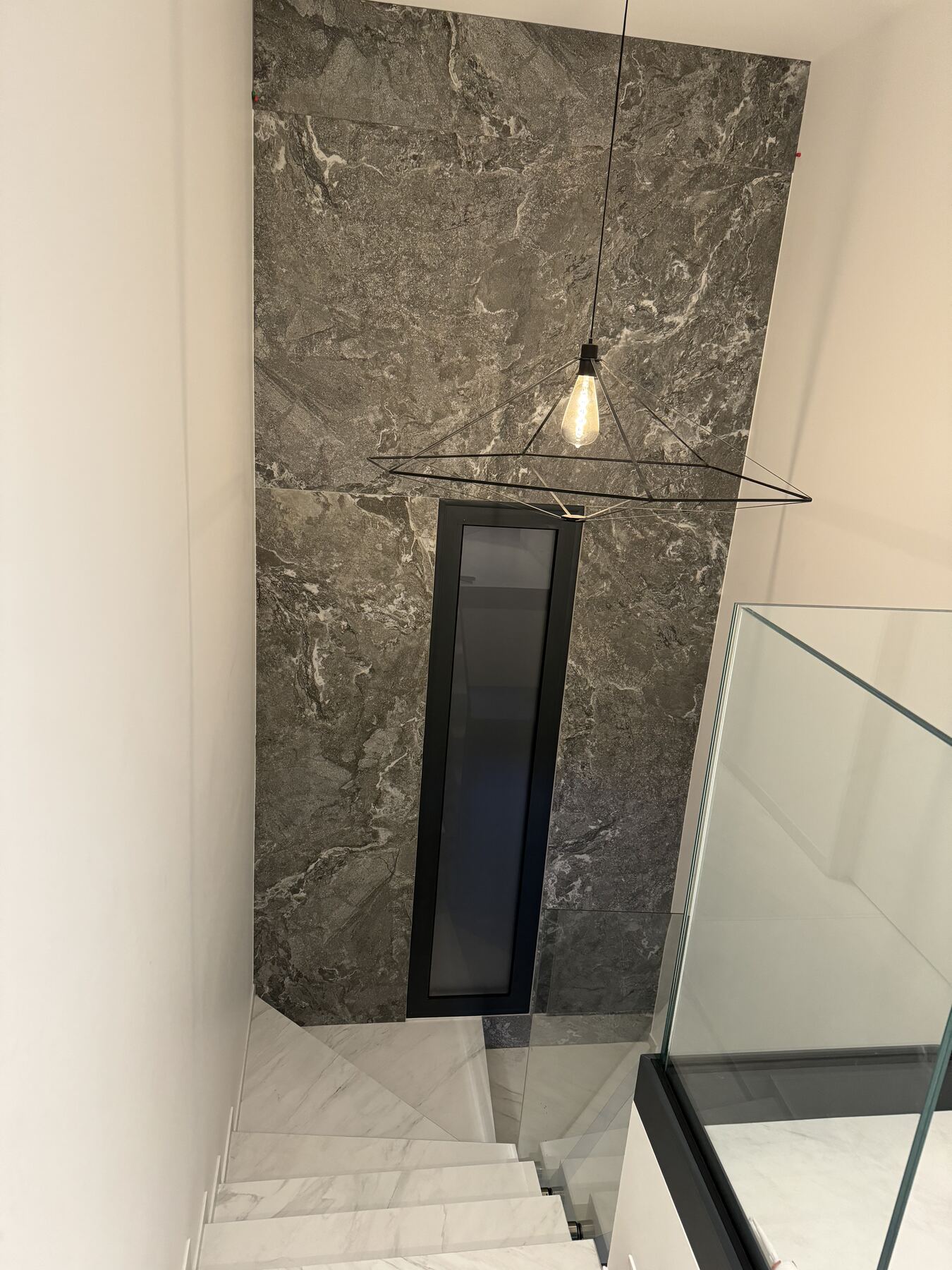 Réalisation ACC Carrelage — Escalier avec mur grand format