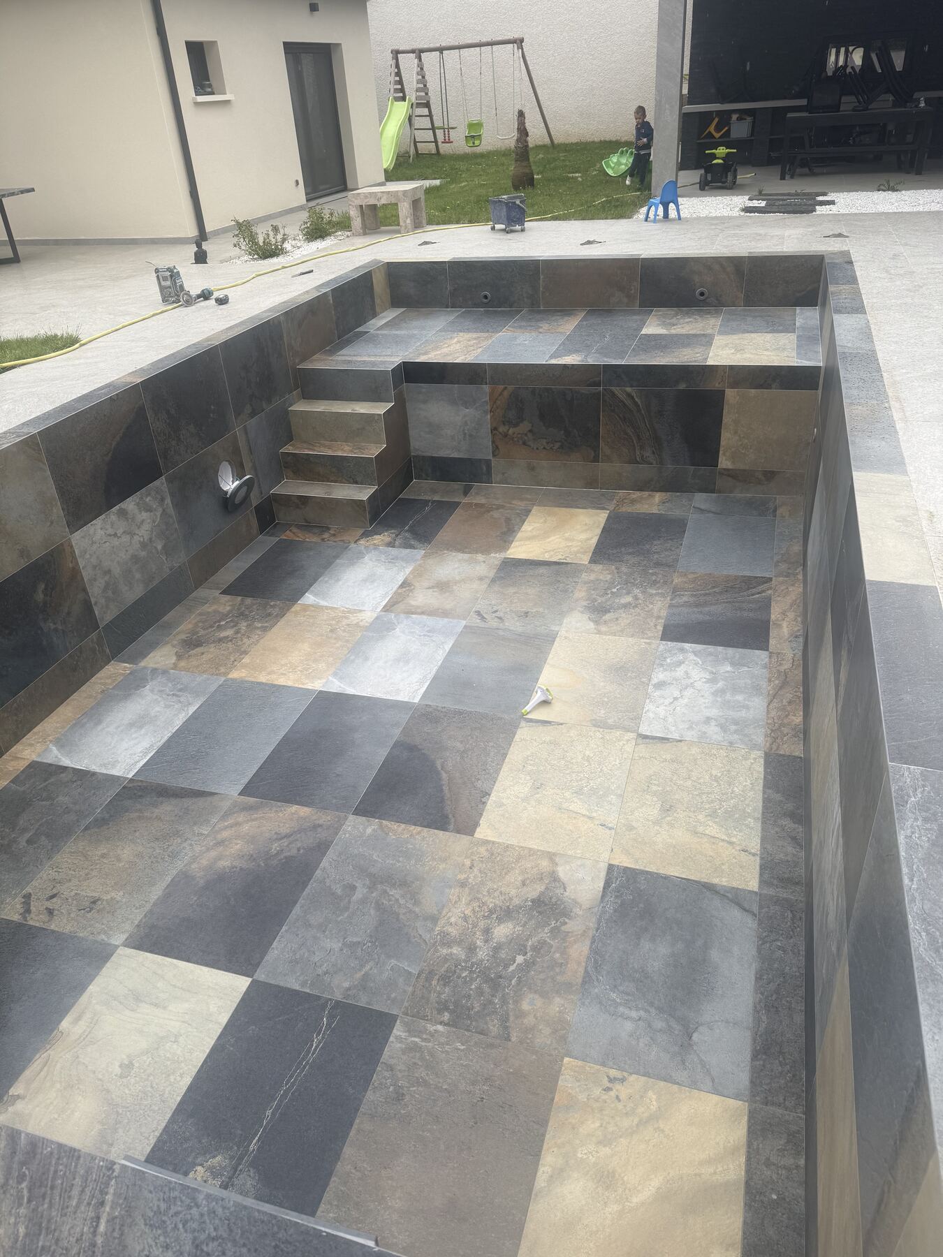 Réalisation ACC Carrelage — Piscine design entièrement carrelée